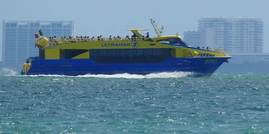 Ferry rumbo a Isla Mujeres