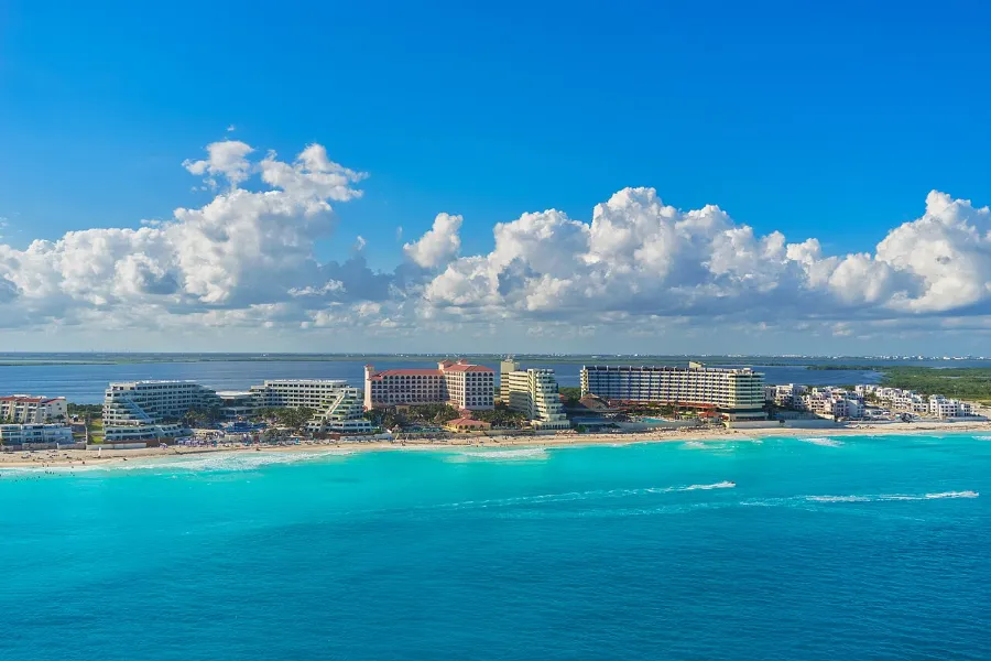 Zona Hotelera de Cancún vista desde el mar